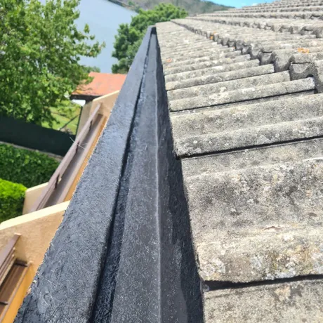 impermeabilización de canaleta de lluvia en tejado de pizarra en torrejon de ardoz, madrid