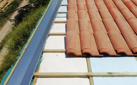 montaje de paneles de sandwich en la cubierta de una vivienda en Torrejon de ardoz, Madrid